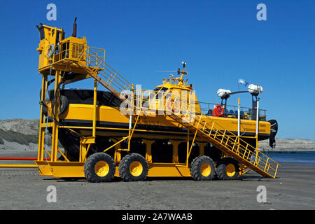 Le sous-marin jaune. Un spécialiste des baleines semi submersible bateau ce qui permet de regarder au-dessus et au-dessous de la flottaison. Banque D'Images