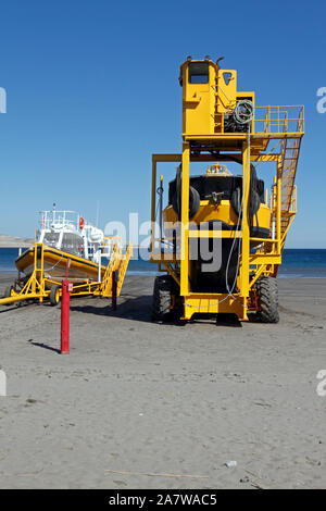 Le sous-marin jaune. Un spécialiste des baleines semi submersible bateau ce qui permet de regarder au-dessus et au-dessous de la flottaison. Banque D'Images