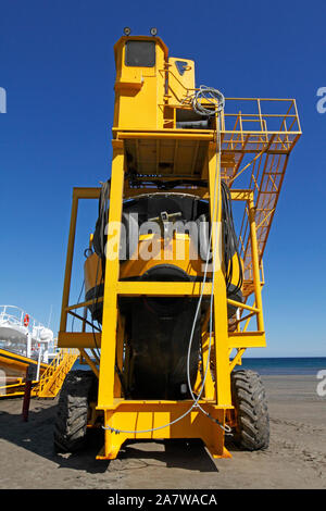 Le sous-marin jaune. Un spécialiste des baleines semi submersible bateau ce qui permet de regarder au-dessus et au-dessous de la flottaison. Banque D'Images