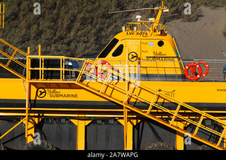 Le sous-marin jaune. Un spécialiste des baleines semi submersible bateau ce qui permet de regarder au-dessus et au-dessous de la flottaison. Banque D'Images