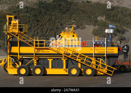 Le sous-marin jaune. Un spécialiste des baleines semi submersible bateau ce qui permet de regarder au-dessus et au-dessous de la flottaison. Banque D'Images