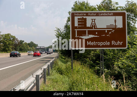 Enseigne publicitaire touristique, panneau jusqu'au Metropole Ruhr, Ruhr, sur l'A52, près de Düsseldorf, Essen, direction Banque D'Images