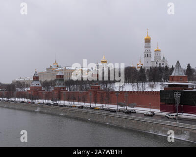 Vue de la digue et des cathédrales du Kremlin à Moscou, la Russie à l'hiver de neige pendant Banque D'Images