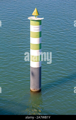 Navigation vert et blanc pilier dans River Banque D'Images