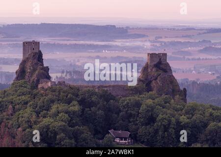 Ruines du château de Trosky dans le Paradis de Bohême salon en République tchèque sur photo aérienne Banque D'Images