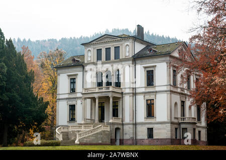 Une vue panoramique sur une immense manoir typique du film et son jardin, esthétique de l'automne. L'emplacement est la région de la Forêt Noire, en Allemagne. Banque D'Images