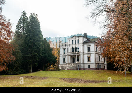 Une vue panoramique sur une immense manoir typique du film et son jardin, esthétique de l'automne. L'emplacement est la région de la Forêt Noire, en Allemagne. Banque D'Images