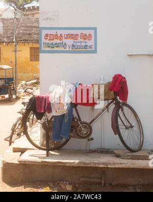 Le séchage des vêtements sur un vieux vélo rustique à Trichy, Tamil Nadu, Inde Banque D'Images