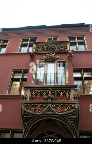 Freiburg im Breisgau, Allemagne - le 13 novembre 2018 : La célèbre façade de la salle des commerçants historique (Historisches Kaufhaus en allemand), situé Banque D'Images