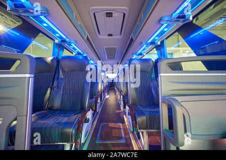 L'intérieur bleu et gris de bus touristique moderne avec les sièges des passagers Banque D'Images