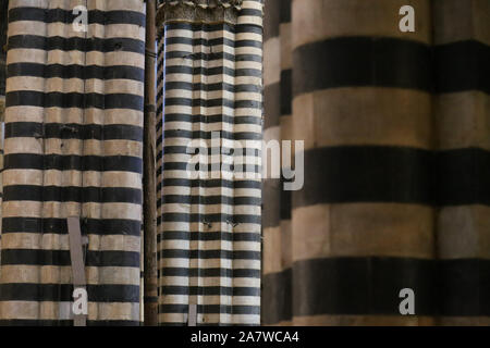 Détails d'un noir et blanc à rayures en colonne de l'intérieur de la Cathédrale de Sienne Banque D'Images