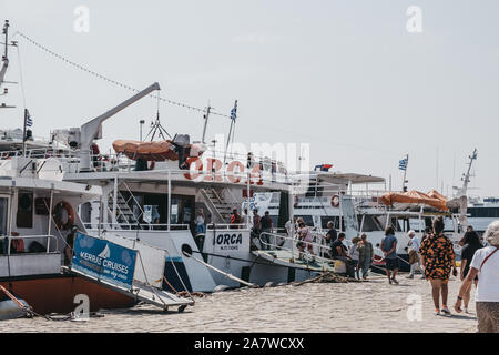 Delos, Grèce - 20 septembre 2019 : Les gens de se mettre sur Délos Tours bateau Orca qui est prêt à quitter l'île de Délos, un célèbre site archéologique n Banque D'Images