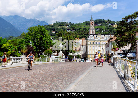 MERANO, ITALIE - 20 juillet 2019 - Via Roma est le pont sur le torrente Passirio, dans le vieux centre de Merano, le Tyrol du sud Banque D'Images