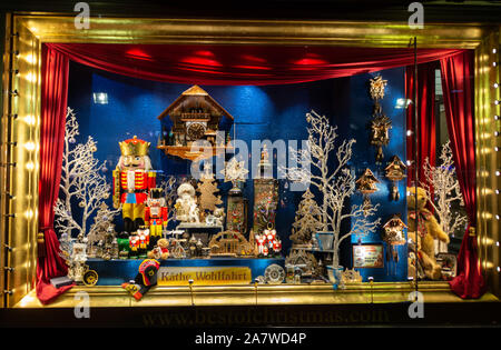 Showcase à Berlin d'une boutique de produits de décoration de Noël allemand typique appelé Käthe Wohlfahrt Banque D'Images