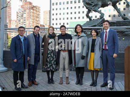 New York, USA. 4ème Nov, 2019. Les invités posent pour des photos lors d'une prévisualisation de la NYC 2019 Winter Festival à New York, États-Unis, le 4 novembre 2019. L'hiver 2019 NYC Lantern Festival sera ouvert à Snug Harbour Centre Culturel & Botanical Garden à Staten Island de New York le 20 novembre, mettant en vedette plus de 1 000 lanternes chinoises fabriquées à la main, avec des spectacles et des expositions interactives pour les visiteurs de partout dans le monde. Credit : Wang Ying/Xinhua/Alamy Live News Banque D'Images