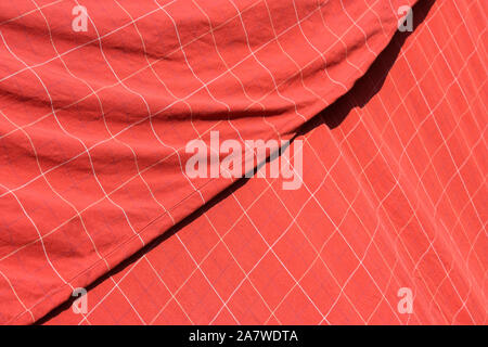 Arrière-plan de tissu rouge à carreaux avec des lignes blanches Banque D'Images