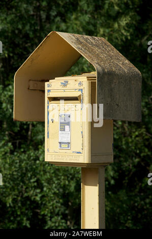 Un traditionnel français jaune post box. La Drôme, Rhône Alpes, France rurale. Banque D'Images