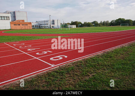 Installations d'athlétisme stade avec piste outdoor, sports road avec des lignes Banque D'Images