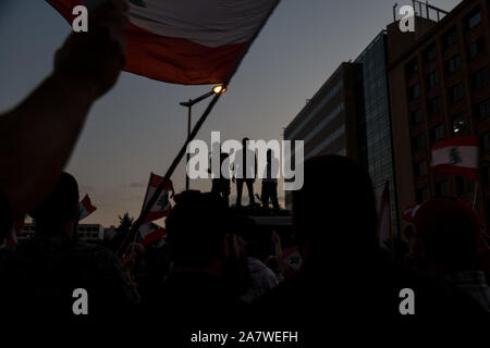 Beyrouth, Liban. 29Th sep 2019. Les manifestants dans la zone de Riad ElSolh Beyrouth, Liban dimanche 3 novembre 2019. Le Premier Ministre Saad Hariri a démissionné le 30 octobre dans le visage de protestation. Les manifestants appellent à la chute d'un changement à ce qu'ils voient est un système politique sectaire. Crédit : La LMSI Diab/ZUMA/Alamy Fil Live News Banque D'Images