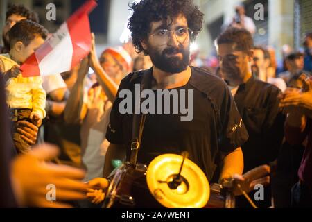 Beyrouth, Liban. 29Th sep 2019. Les protestataires jouer de la musique et chanter des slogans dans le centre de Beyrouth, dimanche 3 novembre 2019. Le Premier Ministre Saad Hariri a démissionné le 30 octobre dans le visage de protestation. Les manifestants appellent à la chute d'un changement à ce qu'ils voient est un système politique sectaire. Crédit : La LMSI Diab/ZUMA/Alamy Fil Live News Banque D'Images