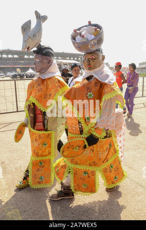 Les jeunes carnavaliers Gelede ordures dans leurs beaux costumes défilent dans les rues de Lagos Lagos au cours de l'assemblée annuelle qui a accueilli le carnaval des millions de touristes dans le pays chaque année. Banque D'Images