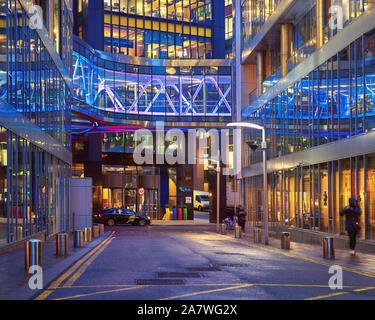 DUBLIN, IRLANDE - 30 janvier 2017 : Le siège européen de Google sur Barrow Street, docklands historique de Dublin. Néon violet de th Banque D'Images