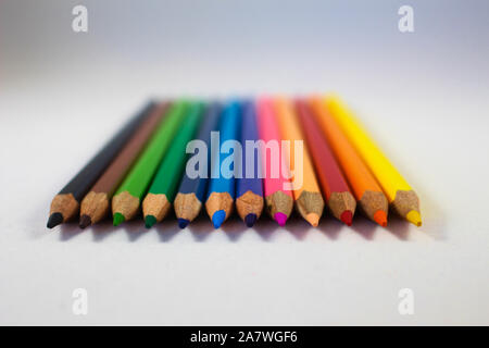 Vue oblique de crayons de couleur arc-en-ciel avec l'accent sur les conseils sélectionnés Banque D'Images