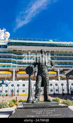 Statue de Samuel Cunard en face de bateau de croisière Banque D'Images