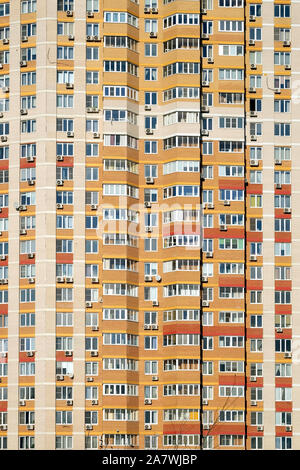 Façade verticale de plusieurs étages d'un grand bloc d'appartements avec de nombreux appartements Vue de face closeup Banque D'Images