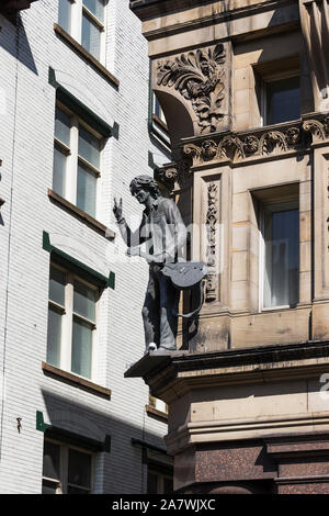 Une statue de John Lennon regarde vers le bas sur la caverne trimestre, Liverpool, Royaume-Uni Banque D'Images