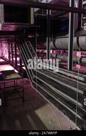 Avec les échelles de câbles Les câbles dans un bâtiment industriel Banque D'Images