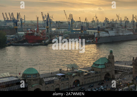 Port de Hambourg dans le coucher du soleil Banque D'Images