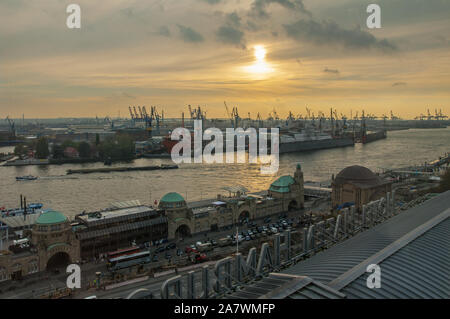 Port de Hambourg allemand célèbre dans le coucher du soleil Banque D'Images