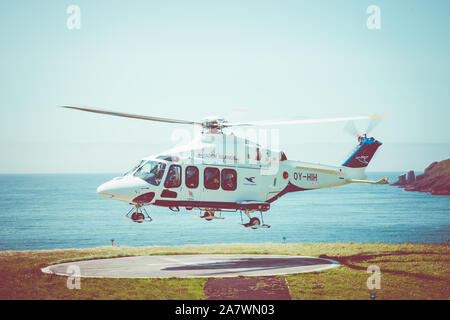 Atlantic Airways hélicoptère à l'atterrissage sur l'île de Mykines. Banque D'Images