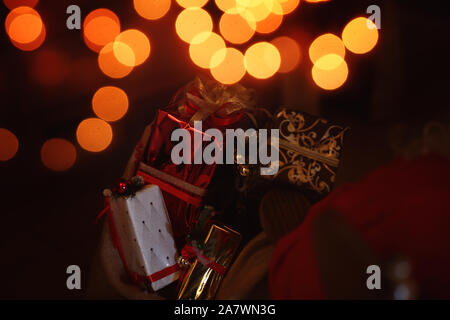 Santa Claus holding a present Banque D'Images