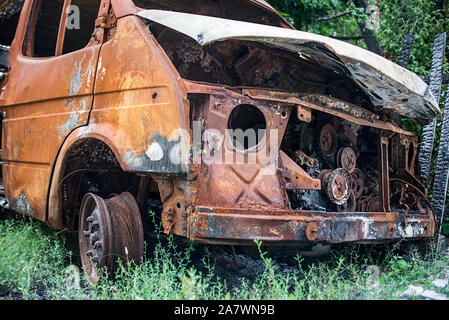 Voiture brûlée. Conséquences de l'accident de voiture. Endommagé par un incendie criminel. Machine après un incendie. Banque D'Images