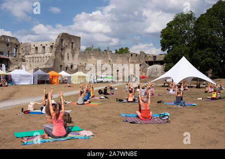 Les personnes pratiquant le yoga Yoga au cours du festival dans le sol d'Haapsalu Castle, Haapsalu, Estonie Banque D'Images