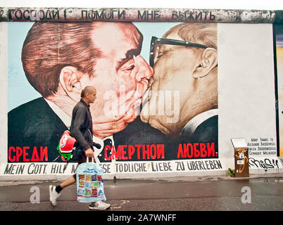 Mur de Berlin Le baiser fraternel Banque D'Images