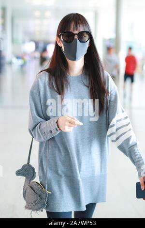 Musicien taïwanais et l'actrice Nana Ou-Yang ou Ouyang Nana arrive à l'Aéroport International de Shanghai Hongqiao avant le départ à Shanghai, Chine, Banque D'Images