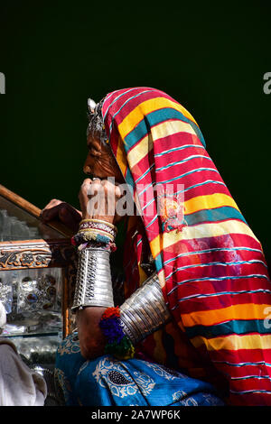 Indian Woman wearing grands bracelets en argent, argent brassards, foulard de couleur, argent manchette bracelets bangles, Jaisalmer, Rajasthan, India Banque D'Images