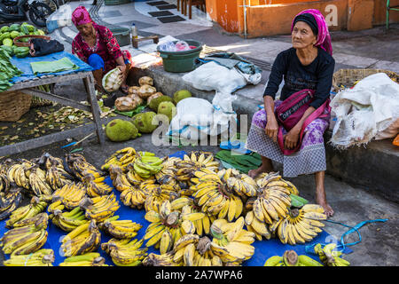 Vieille Femme vendant des bananes sur le marché de producteurs en Banyuwangi ou Banjuwangi,Java, Indonésie, Asie du Sud, Asie Banque D'Images