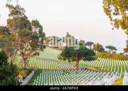 Lever du soleil à Fort Rosecrans National Cemetery. San Diego, Californie, USA. Banque D'Images
