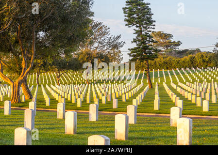 Lever du soleil à Fort Rosecrans National Cemetery. San Diego, Californie, USA. Banque D'Images