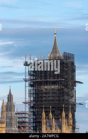 Haut de la tour, récemment restauré, Elizabeth a révélé pour la première fois. Big Ben de la restauration du palais de Westminster. Flèche d'or après rénovation. Échafaudage Banque D'Images