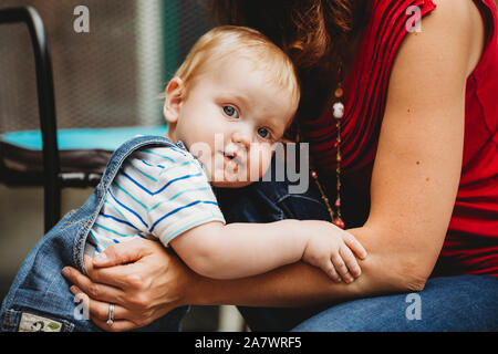 Cute baby boy holding sur mère Banque D'Images
