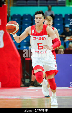 Guo Ailun, un joueur de basket-ball chinois professionnel, garde la balle pendant 2019 Zhouzhuang Tasse Kunshan Men's International Basketball Championship ag Banque D'Images