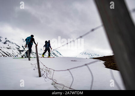 Deux amis le ski nordique en Islande. Banque D'Images