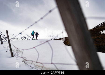 Deux amis le ski nordique en Islande. Banque D'Images