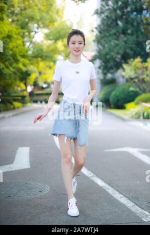 L'actrice chinoise Xin Qiao, également connu sous le nom de Bridgette Qiao, pose avant d'assister à une conférence de presse pour libérer Huawei x Gentle Monster smart lunettes dans Banque D'Images