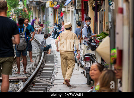 Hanoi, Vietnam - 18 octobre 2019 : un garde de sécurité marche le long de la rue Train maintenant fermé au Vietnam après un accident près de Banque D'Images